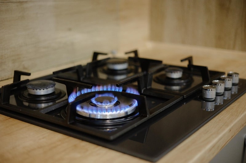 estufa-cocina-estufa-gas-moderna-llamas-azules-encendidas-cocina