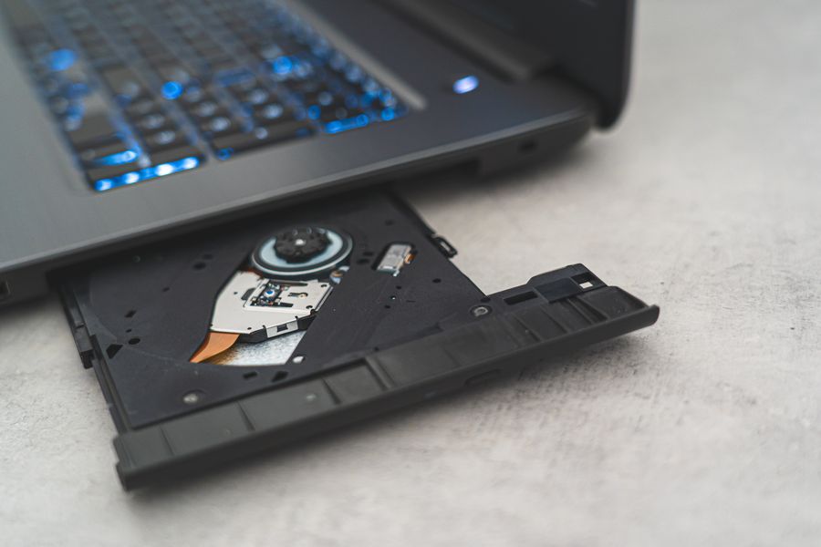 Unidade óptica em laptop moderno